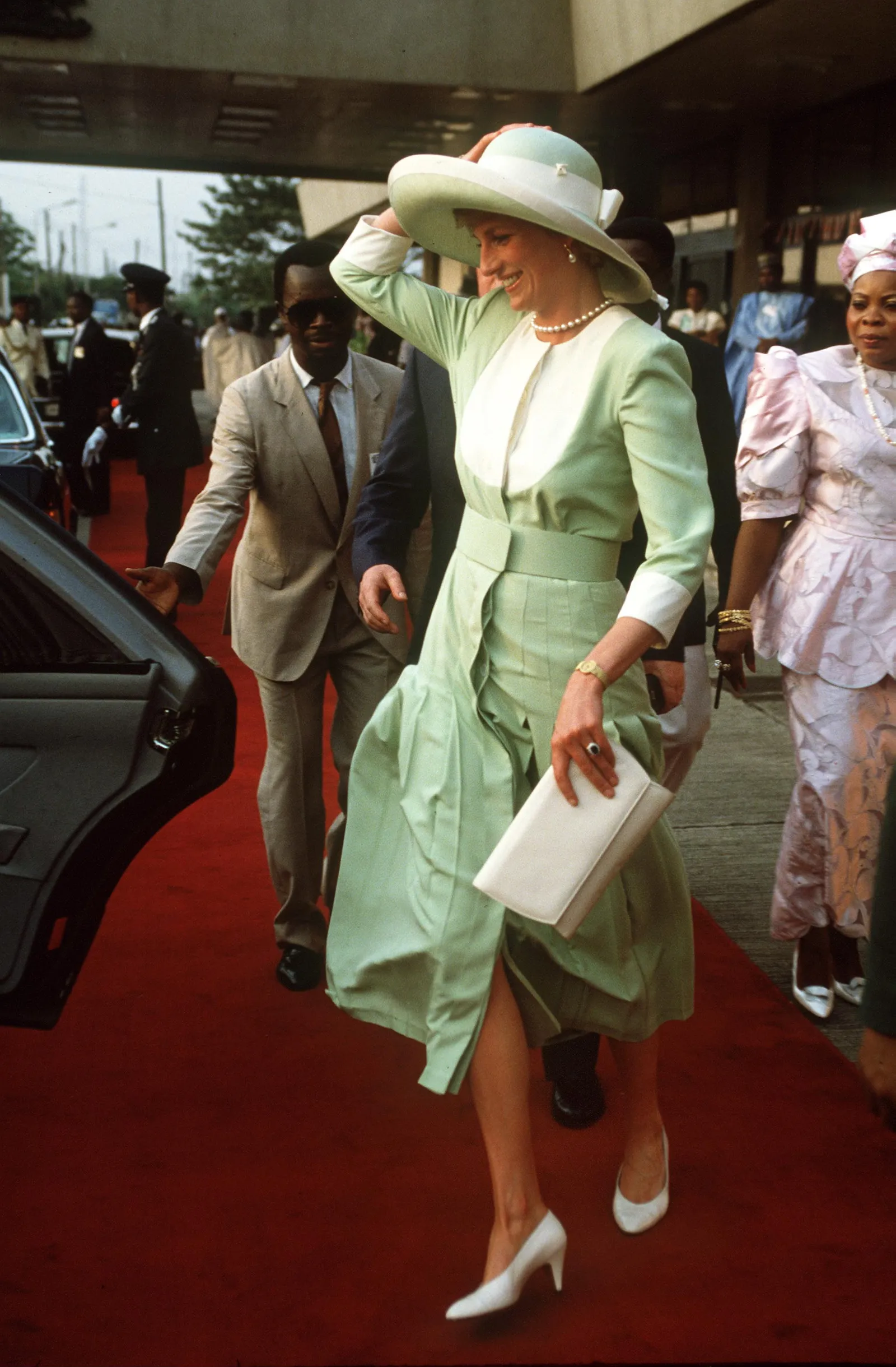 L'image peut contenir Diana Princesse de Galles Tim Chien Personne Vêtements Gant Adulte Chapeau Accessoires Bijoux et Collier