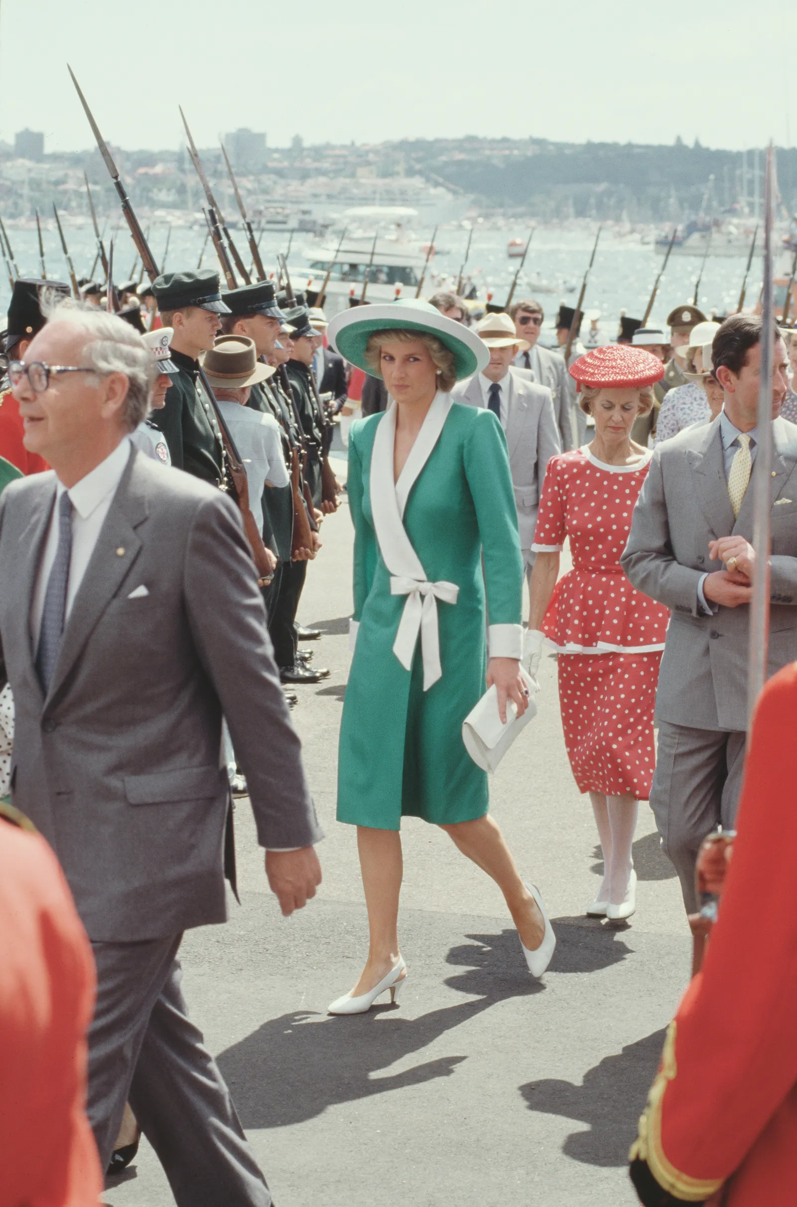 L'image contient peut-être Charles, prince de Galles, Diana, princesse de Galles, Sally Hamwee, baronne Hamwee, personne et vêtements.
