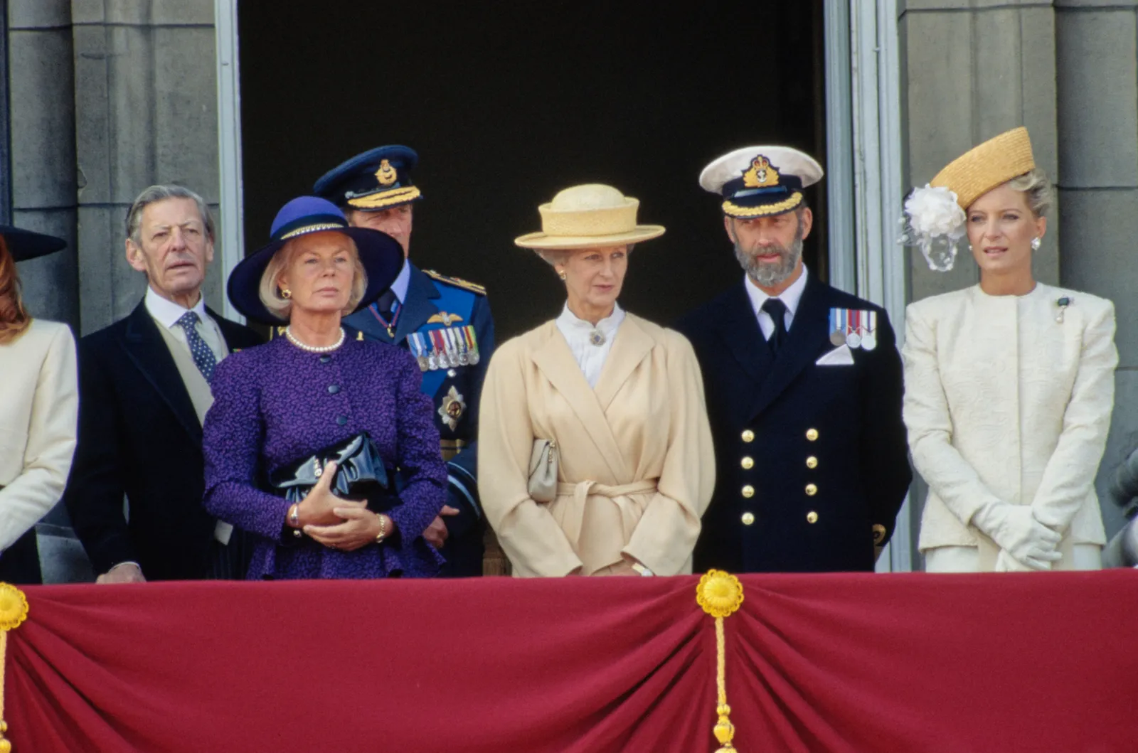 L'image peut contenir le prince Michael de Kent, le prince Édouard, le duc de Kent, Biljana Plavšić, une personne adulte, un officier et des vêtements.