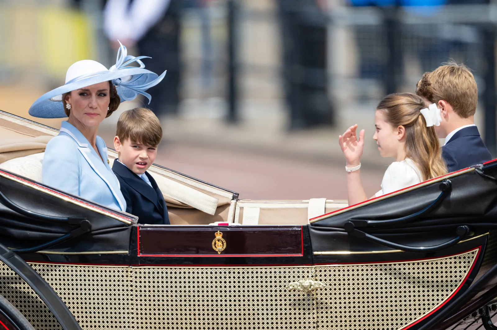 L'image peut contenir une personne partie du corps doigt main enfant vêtements tenue de soirée costume bébé visage tête et adulte