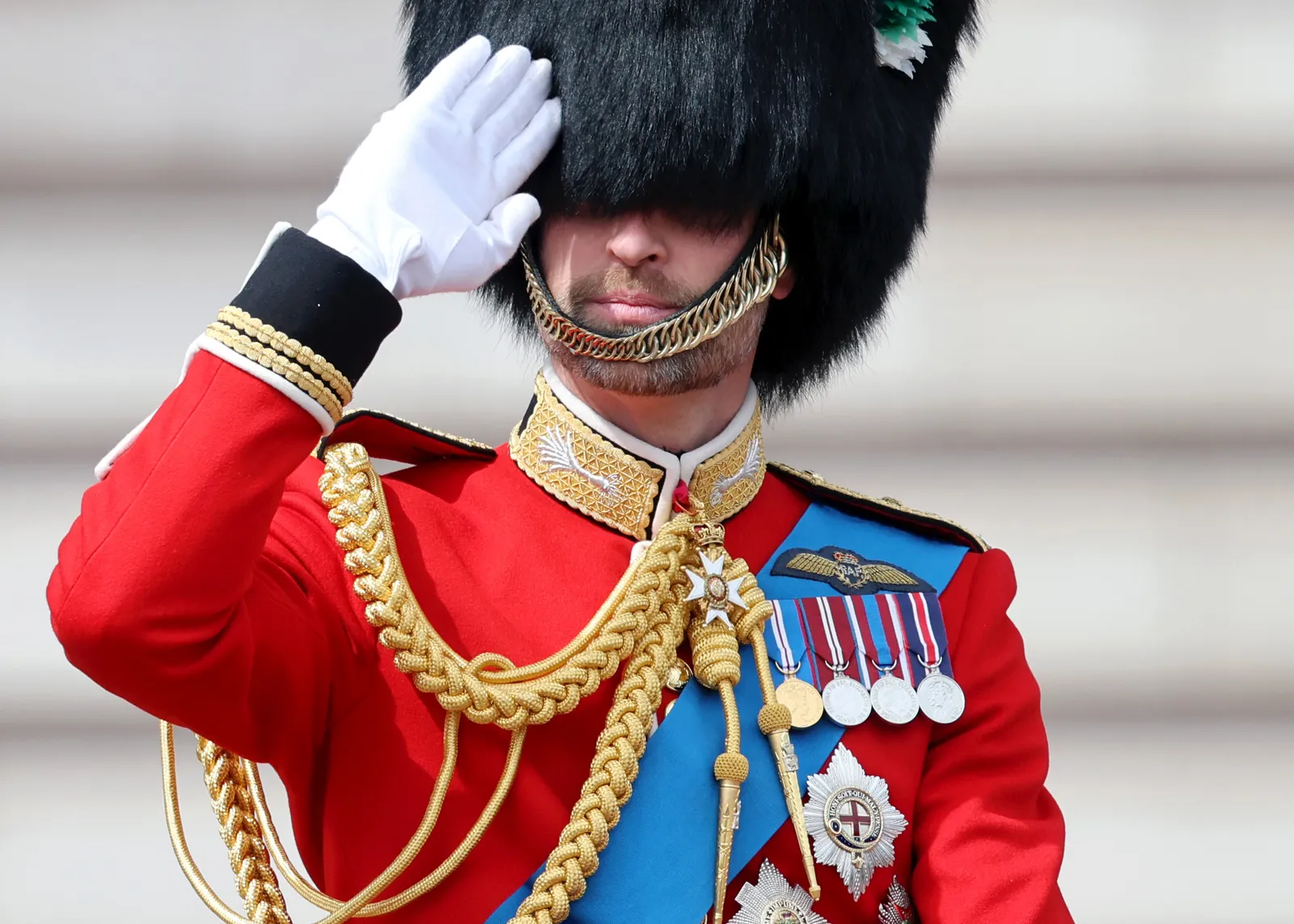 L'image peut contenir des vêtements Gant Officier Personne Accessoires Bijoux Collier Adulte Militaire et Officier Militaire