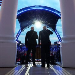 Le cadeau d&rsquo;anniversaire sanglant et criard de Trump: un combat UFC à la Maison Blanche