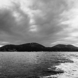 Comment l&rsquo;île albanaise de Sazan est devenue un symbole mondial de privilège