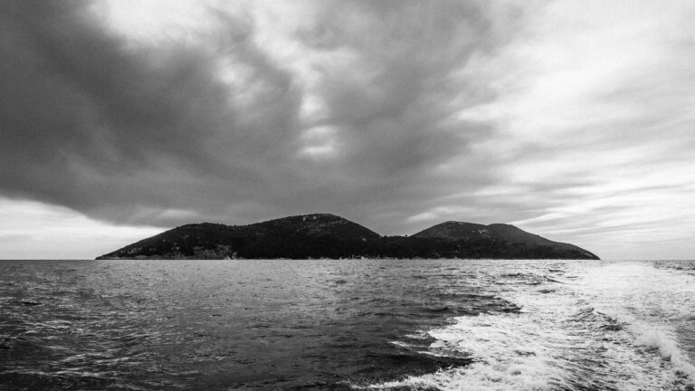 Comment l&rsquo;île albanaise de Sazan est devenue un symbole mondial de privilège