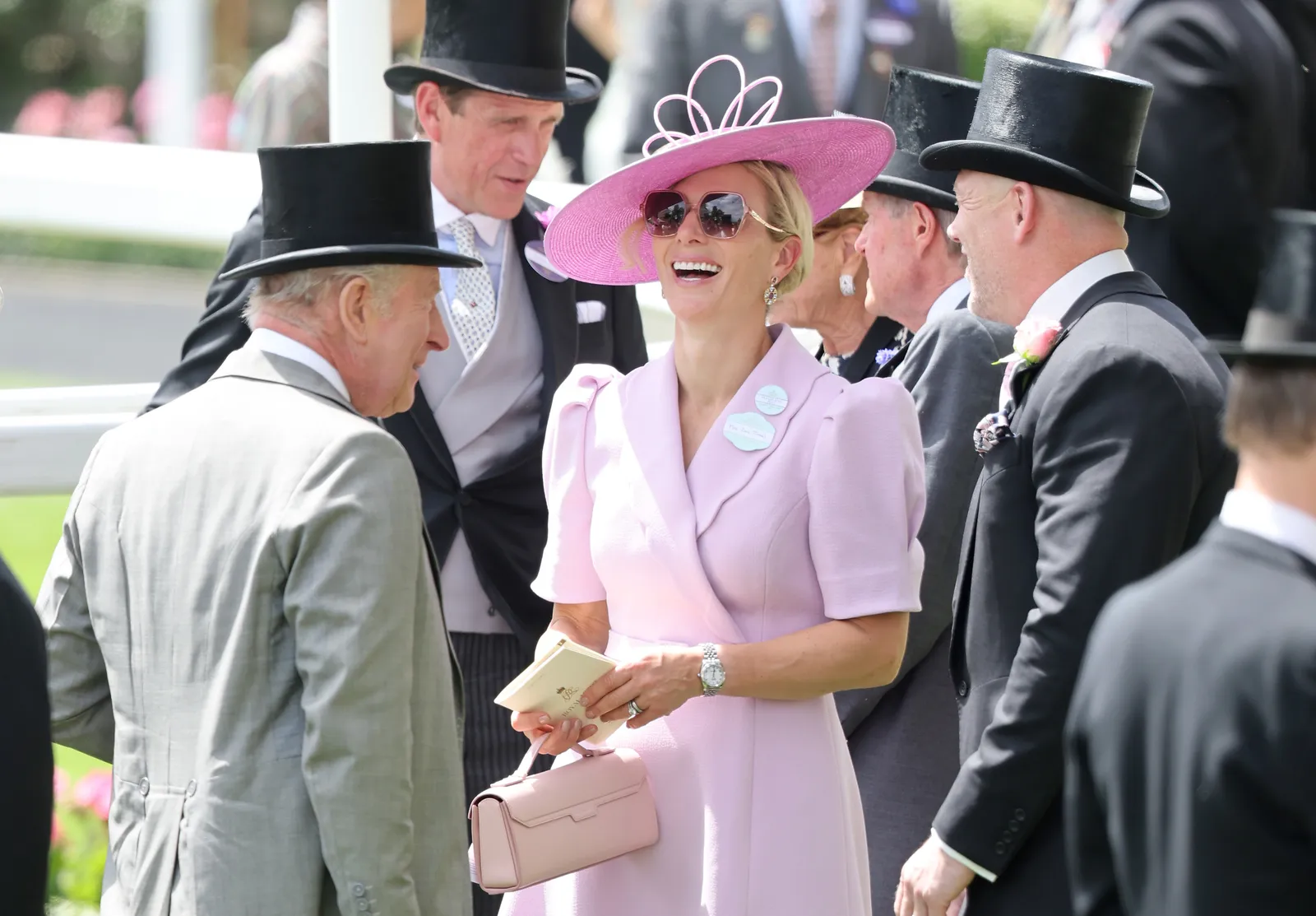 L'image peut contenir Zara Tindall Ben Elliot Charles Prince de Galles Personne Accessoires pour adultes Sac et sac à main