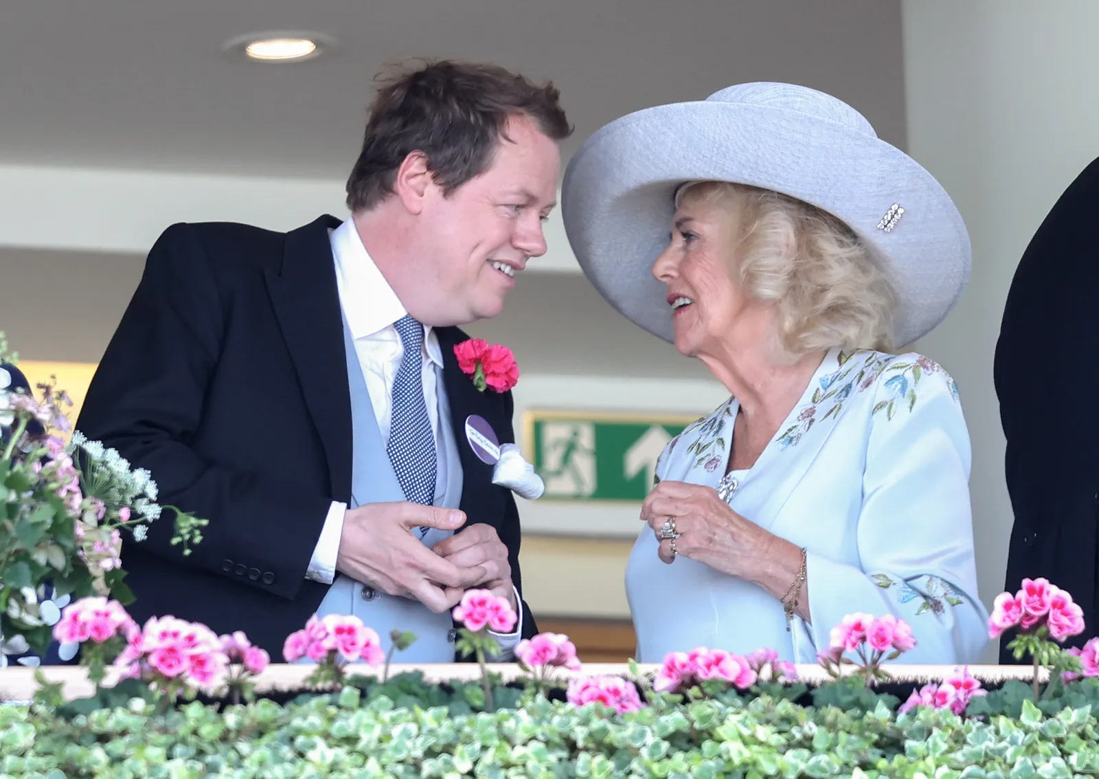 L'image peut contenir Tom Parker Bowles Eileen Atkins Vêtements Tenue de soirée Costume Plante Plante en pot Fleur et pétale
