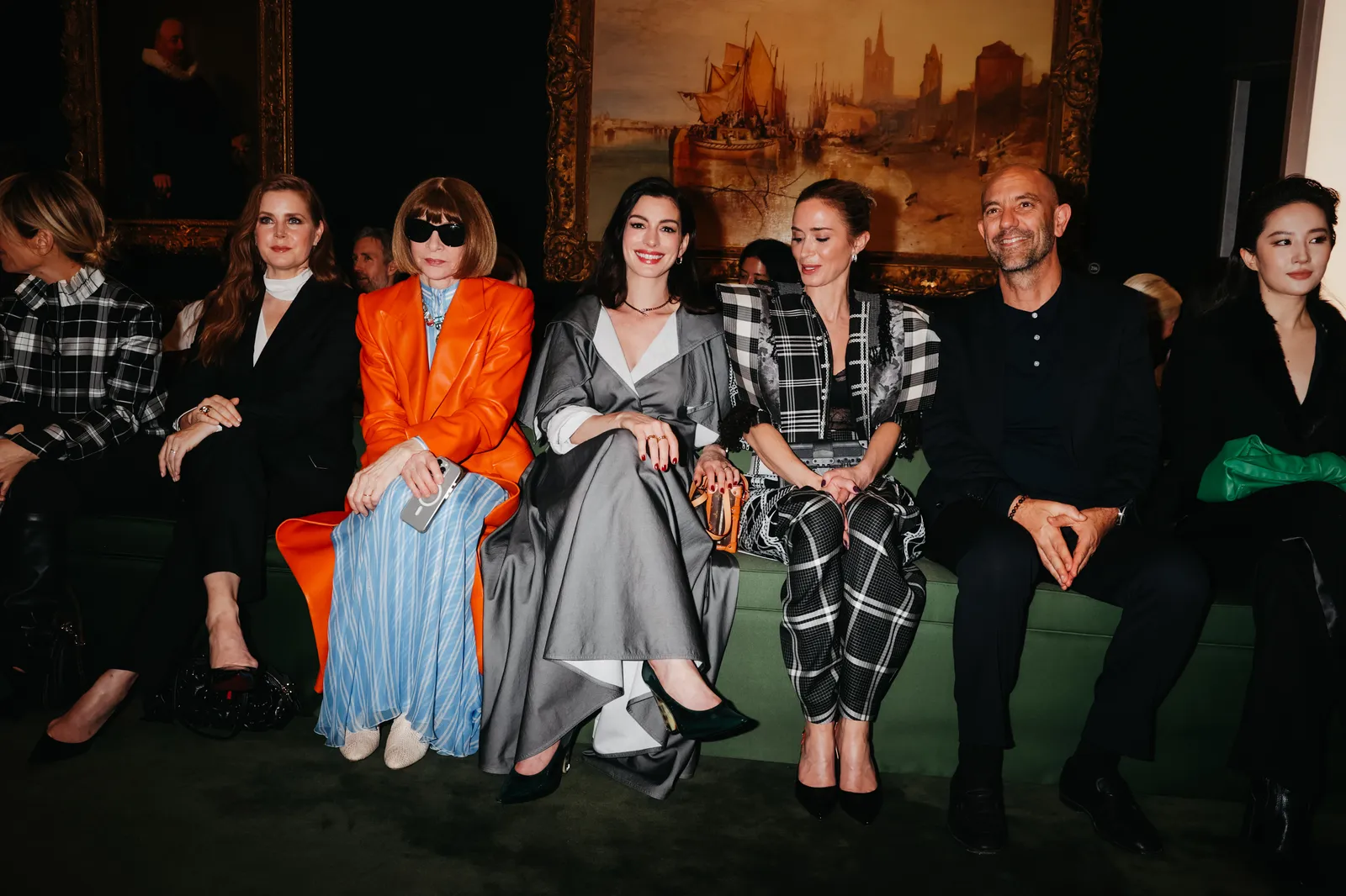 L'image peut contenir Emily Blunt Anna Wintour Anne Hathaway Vêtements Manteau Veste Accessoires Lunettes de soleil et photo de groupe
