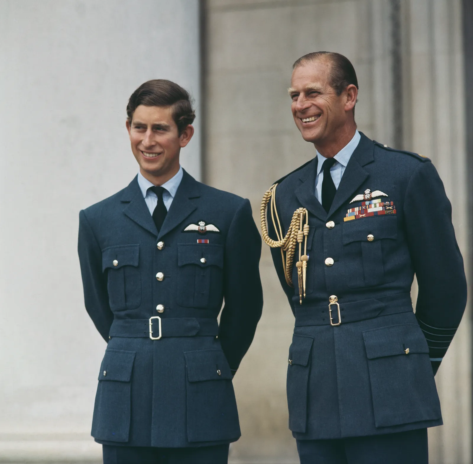 L'image contient peut-être Philip Tomalin Charles Prince de Galles Officier Personne Militaire Officier militaire Adulte et vêtements