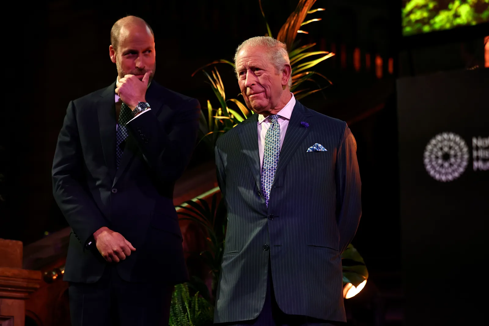L'image contient peut-être Charles, prince de Galles, prince William, duc de Cambridge, vêtements de cérémonie, costume, blazer et manteau.