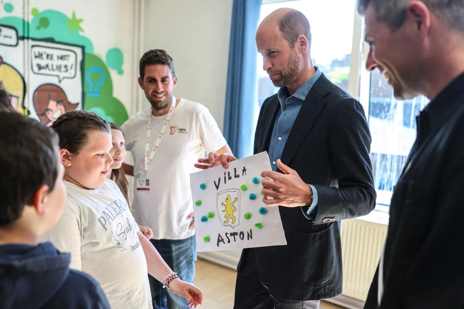 L'image peut contenir le prince William, duc de Cambridge, une personne adulte et des personnes