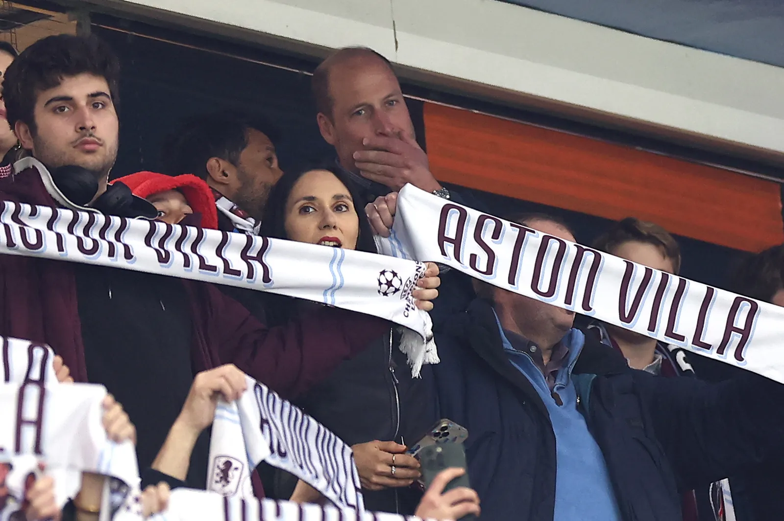 L'image contient peut-être Prince William, duc de Cambridge Personnes Personne Tête Visage Adulte Partie du corps Doigt et main