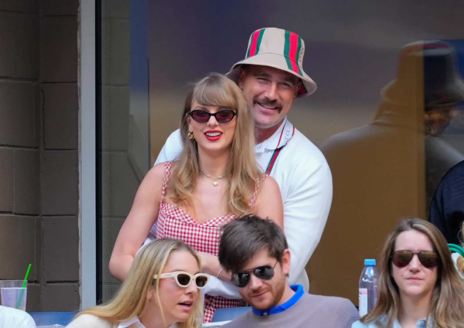 L'image peut contenir Travis Kelce Taylor Swift Accessoires Lunettes de soleil Visage Tête Personne Photographie et portrait