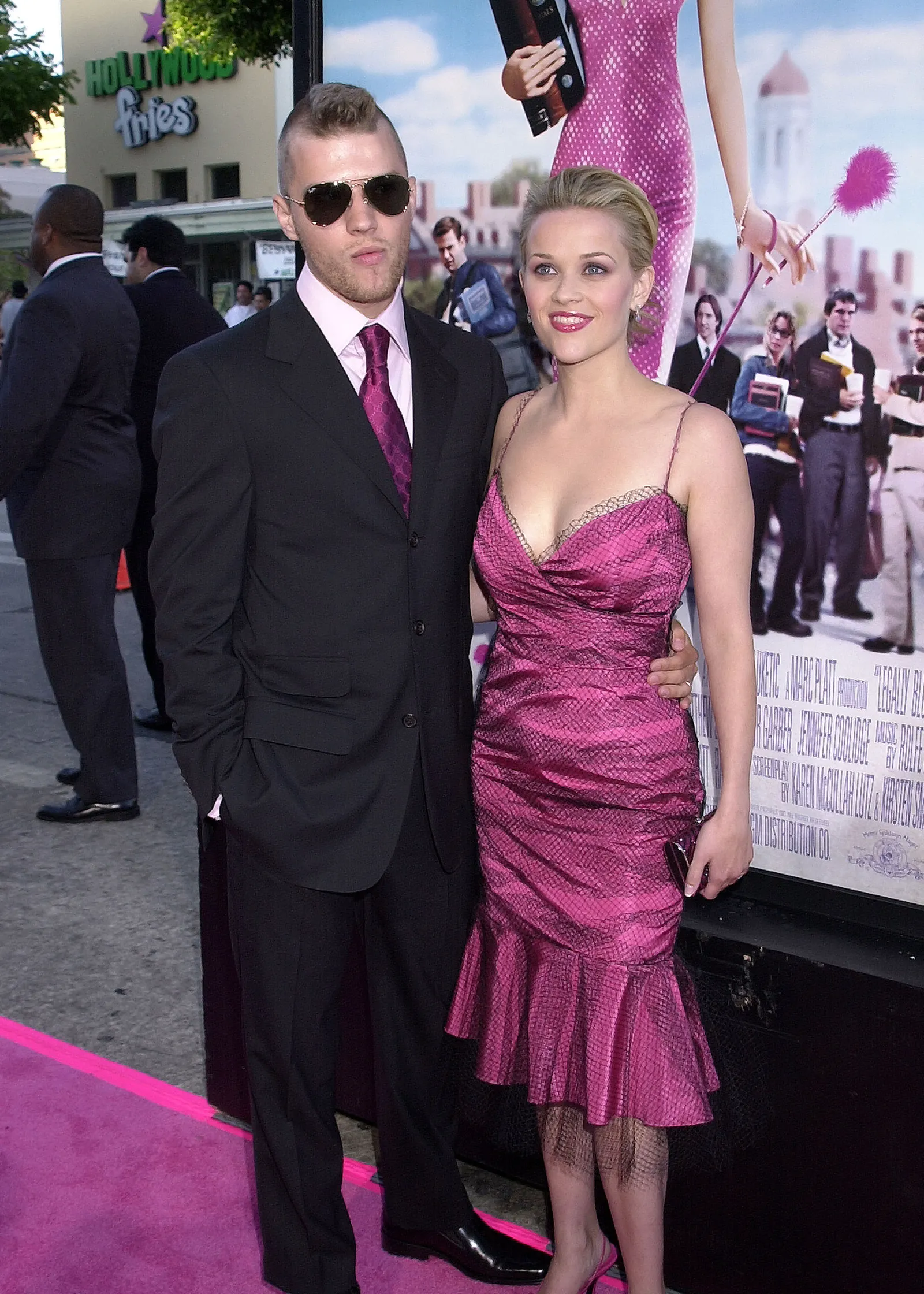 L'image peut contenir Ryan Phillippe Reese Witherspoon Mode Personne adulte Première de vêtements et de robes de mariage