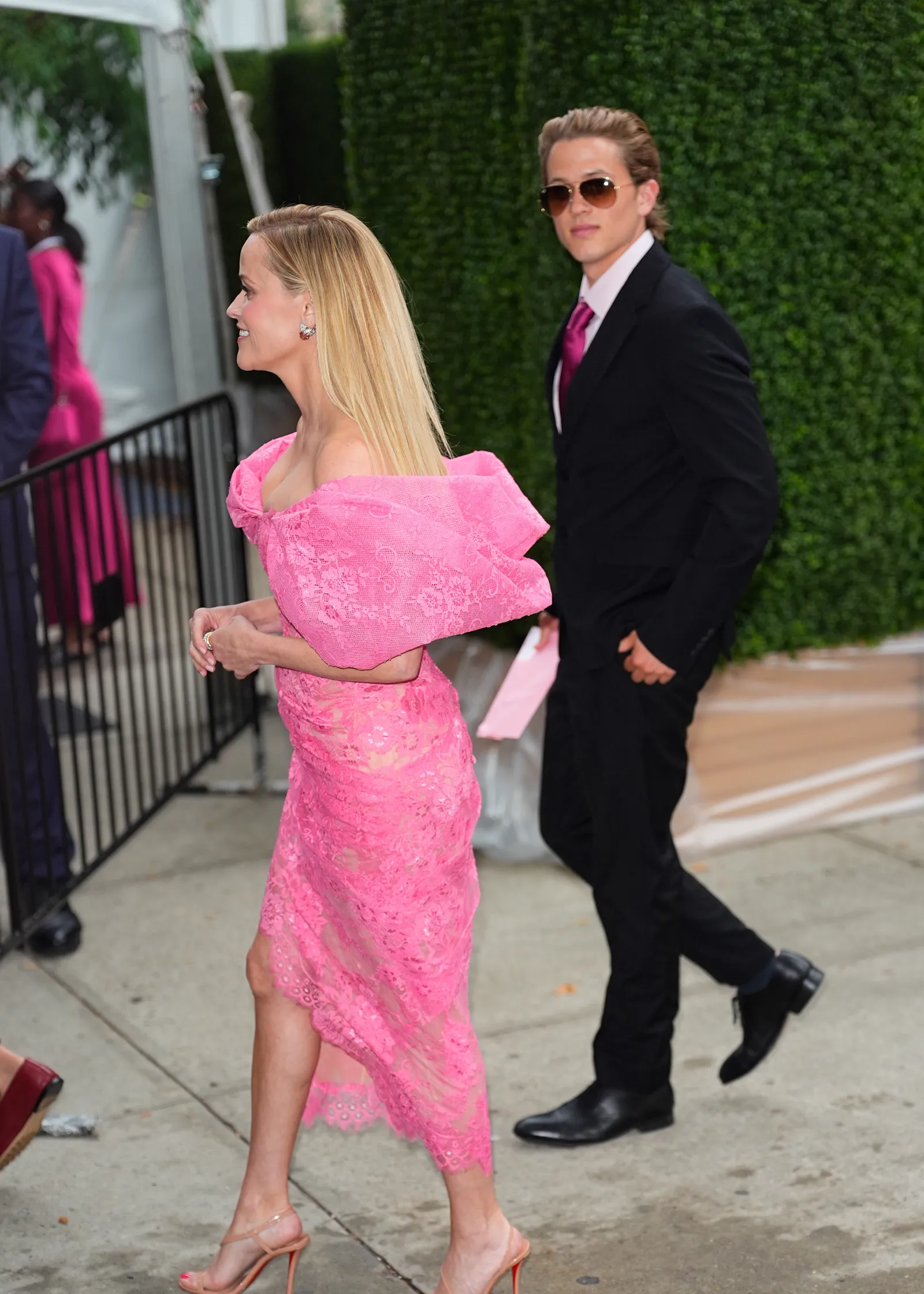L'image peut contenir Reese Witherspoon Vêtements Tenue de soirée Costume Robe Personne adulte Photobombing Chaussures et chaussures