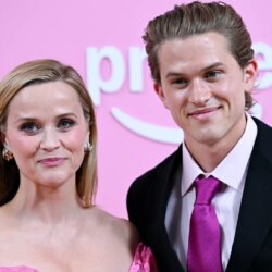 Le fils de Reese Witherspoon recrée le regard de son père Ryan Phillippe lors de la première de Legally Blonde Prequel