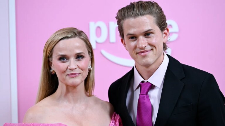 Le fils de Reese Witherspoon recrée le regard de son père Ryan Phillippe lors de la première de Legally Blonde Prequel