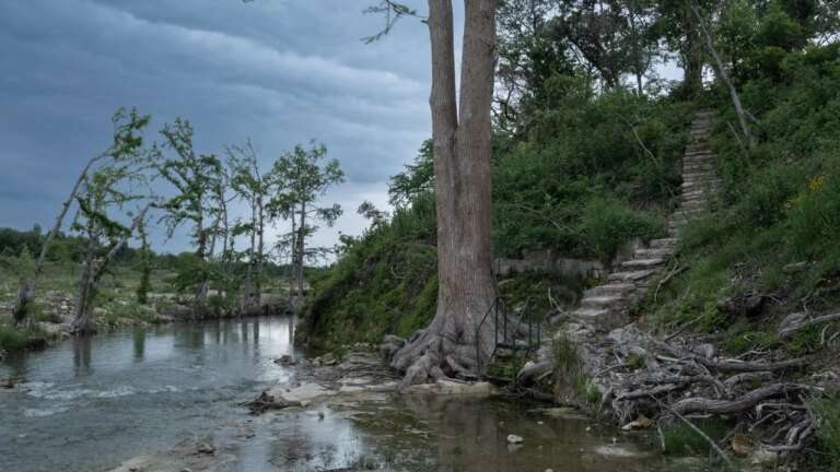 À la recherche des victimes — et des réponses — après les inondations du 4 juillet qui ont dévasté le Texas