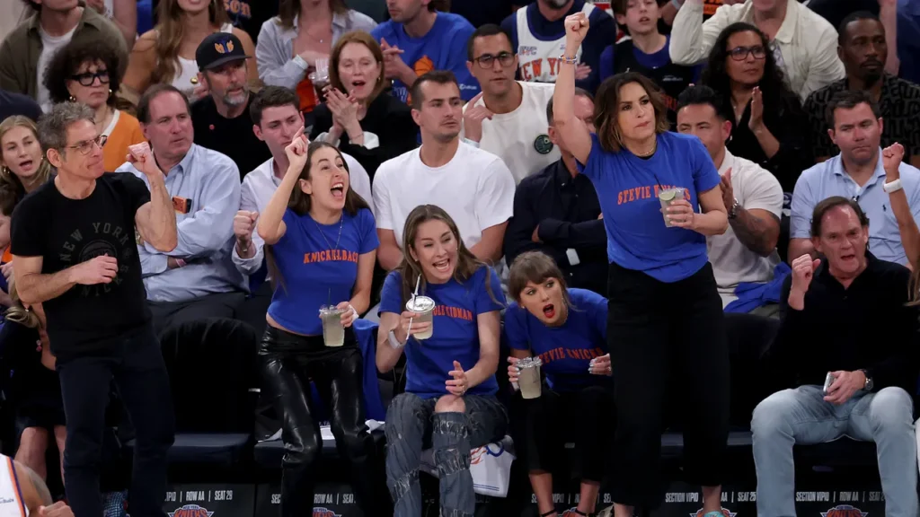 Alana Haim a elle-même fabriqué ces t-shirts Punny Knick-Name
