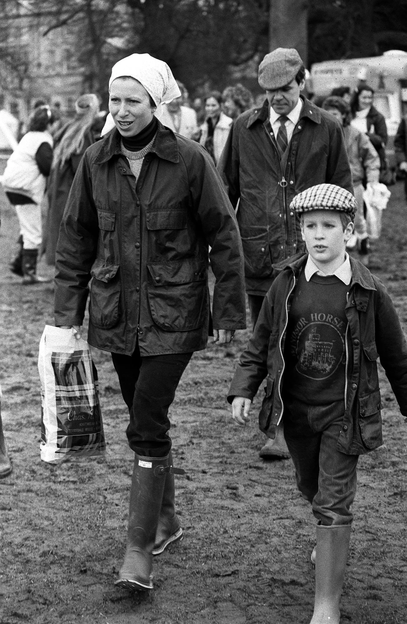 L'image peut contenir Anne Princess Royal Yootha Joyce Vêtements Manteau Chapeau Casquette Veste Adulte Personne et Enfant