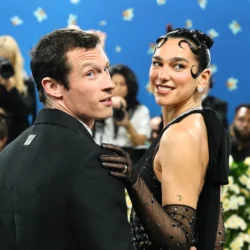 Dua Lipa et Callum Turner se marient en Sicile, alors qu&rsquo;Elton John leur fait une sérénade avec « Your Song »