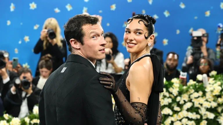 Dua Lipa et Callum Turner se marient en Sicile, alors qu&rsquo;Elton John leur fait une sérénade avec « Your Song »