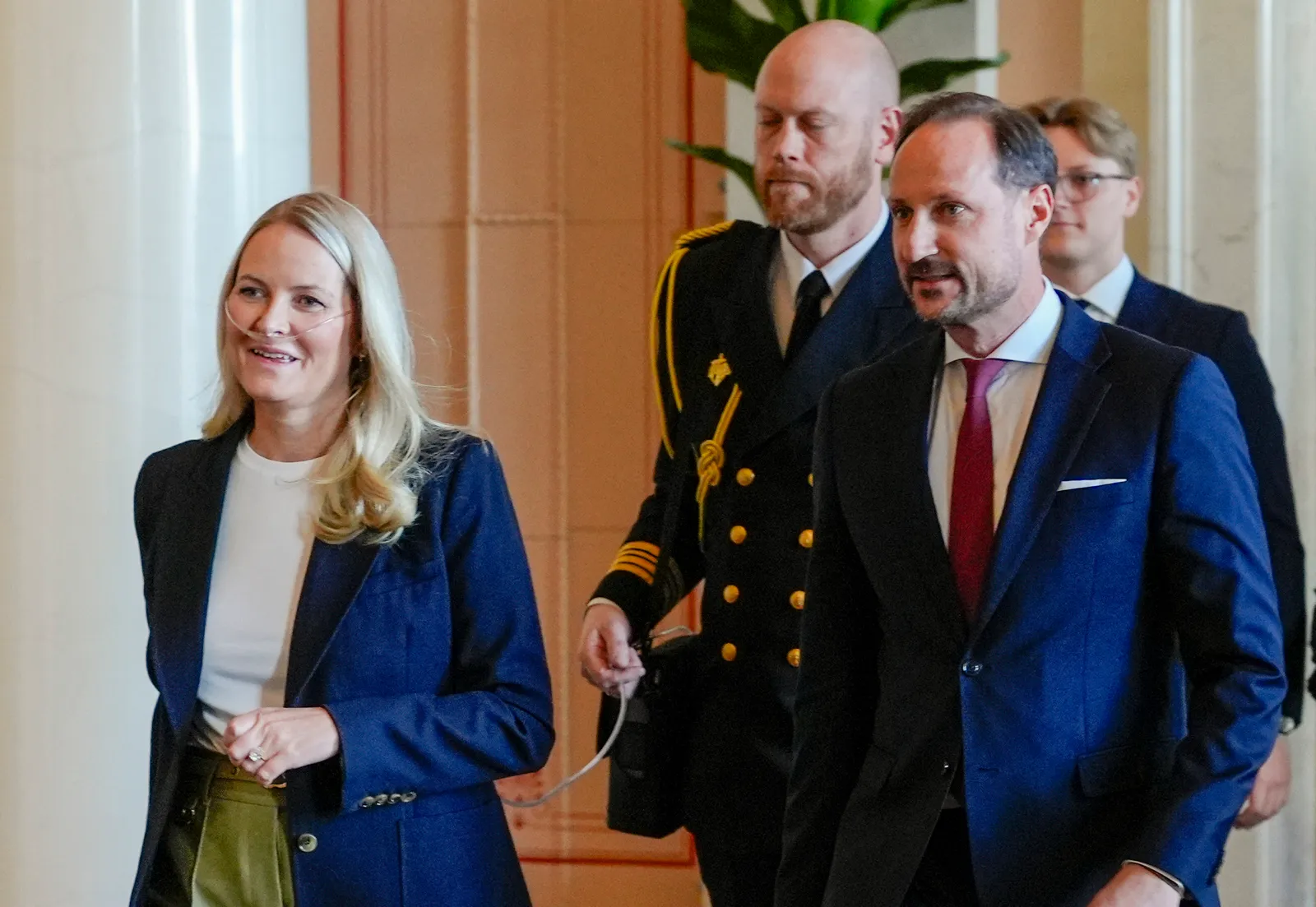 L'image peut contenir Joe Sims Haakon Prince héritier de Norvège Blazer Vêtements Manteau Veste Personne Adulte et Accessoires