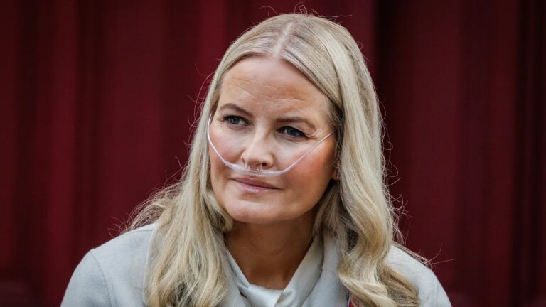 La princesse héritière Mette-Marit de Norvège fait face à une litanie de chagrins, notamment une transplantation pulmonaire