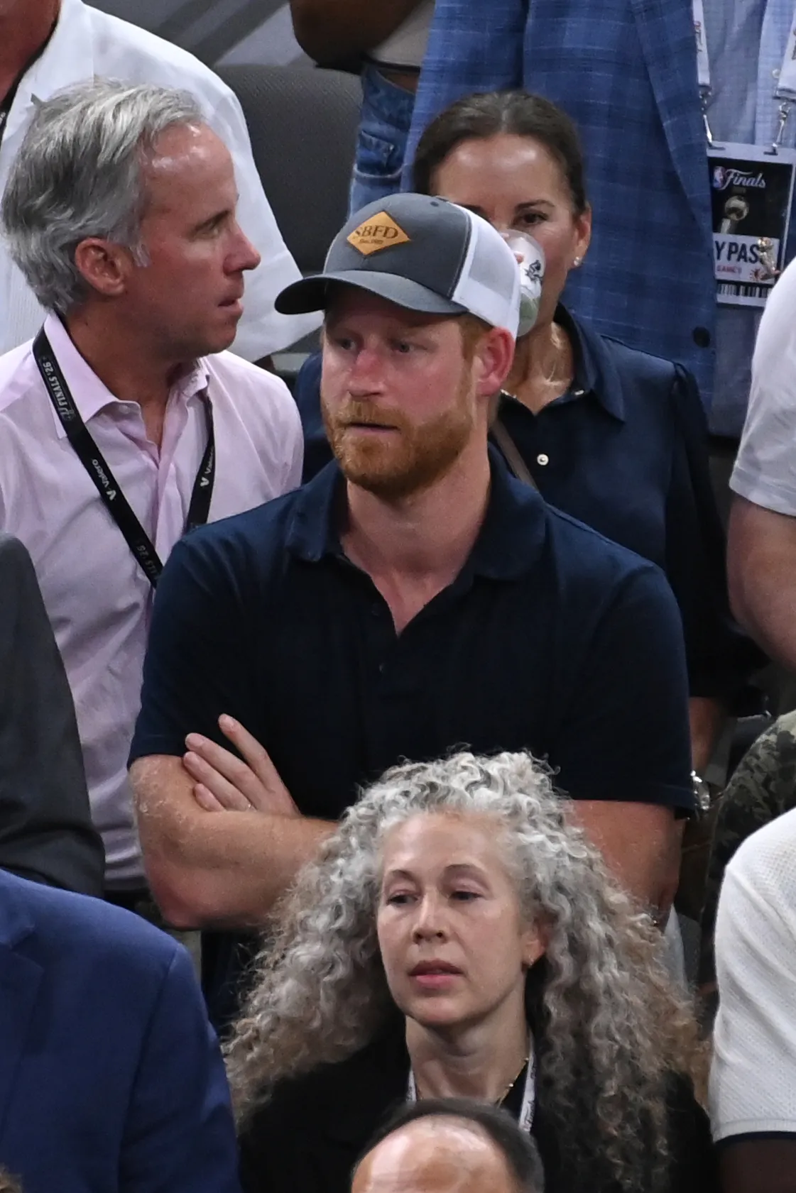 L'image peut contenir une casquette de baseball du prince Harry, duc de Sussex, un chapeau, un visage, une personne et une photographie.