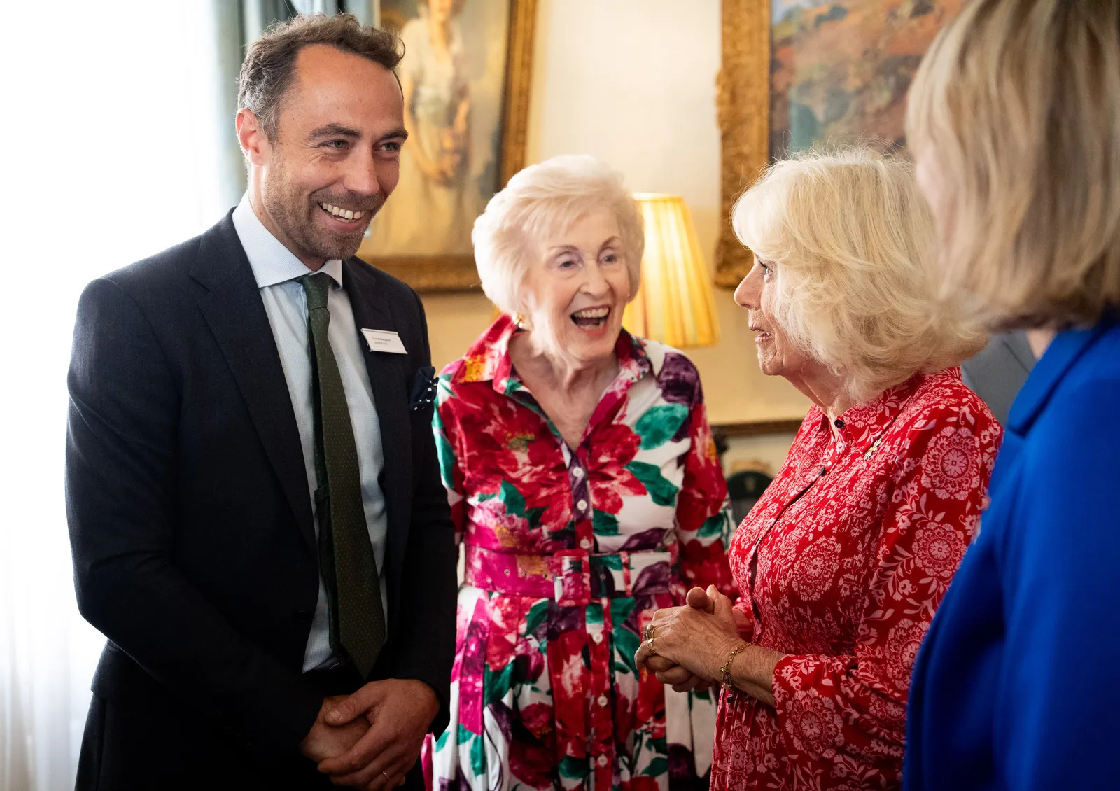 L'image peut contenir le visage de James Middleton Mary Glindon, une personne en tête heureuse, un adulte qui rit, des accessoires et des vêtements de cérémonie