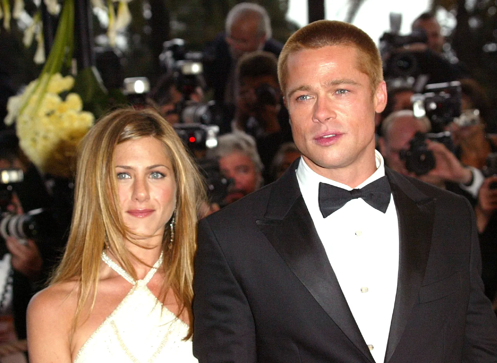 L'image peut contenir Brad Pitt Jennifer Aniston Vêtements Tenue de soirée Costume Accessoires de mode Cravate Adulte et personne
