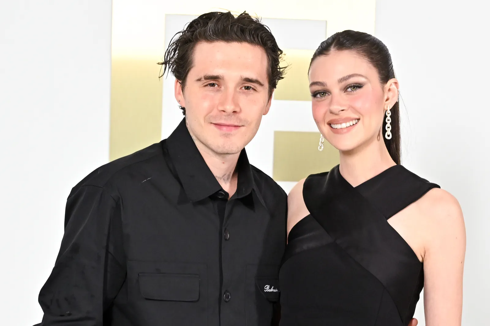 L'image peut contenir Brooklyn Beckham Nicola Peltz Accessoires Boucle d'oreille Bijoux Personne adulte Visage Tête heureuse et sourire