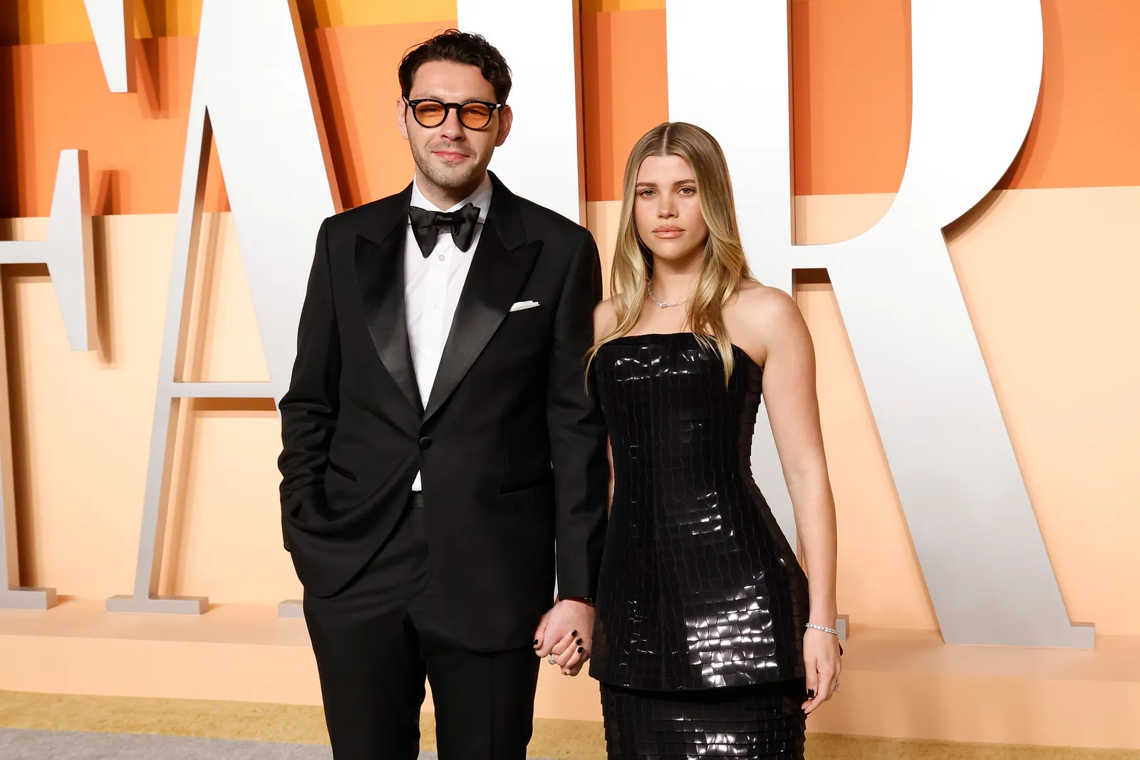 L'image peut contenir Sofia Richie Vêtements Tenue de soirée Costume Smoking Adulte Personne Robe Mode Blazer Manteau et Veste