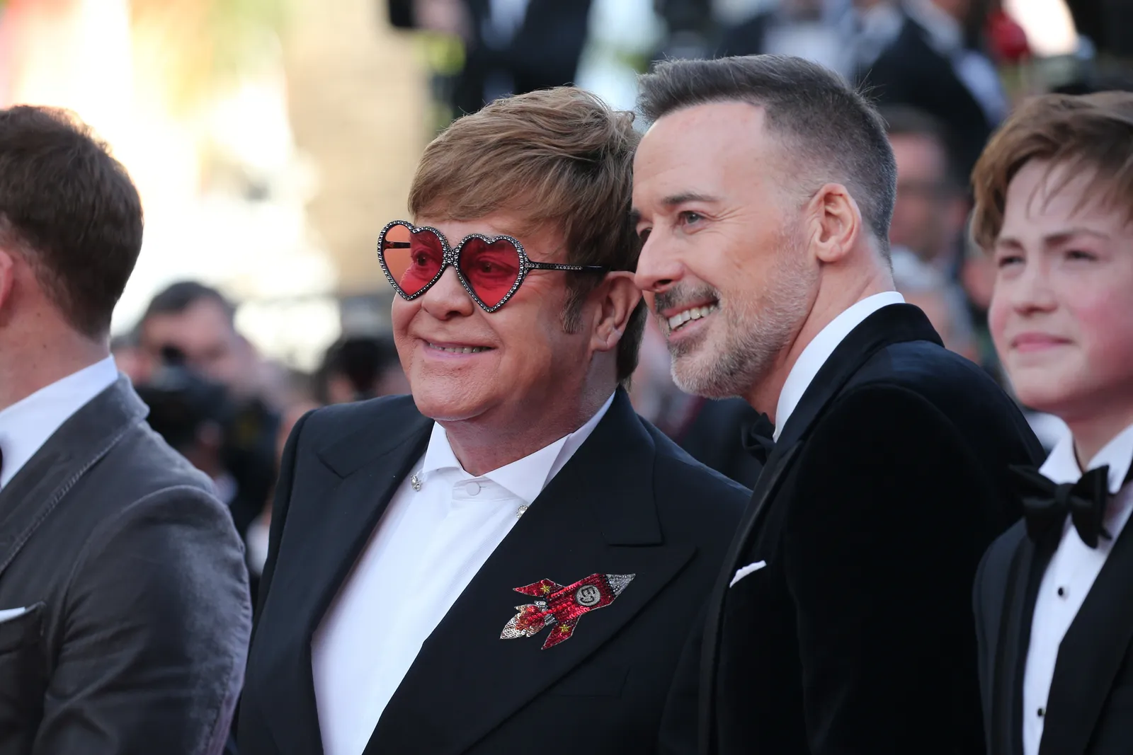L'image peut contenir David Furnish Elton John Blazer Vêtements Manteau Veste Visage Tête Personne Photographie et portrait