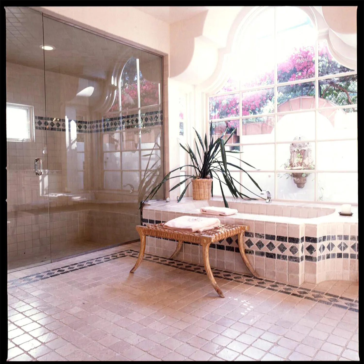 L'image peut contenir un sol, un intérieur, un design d'intérieur, un évier, un robinet et des meubles.