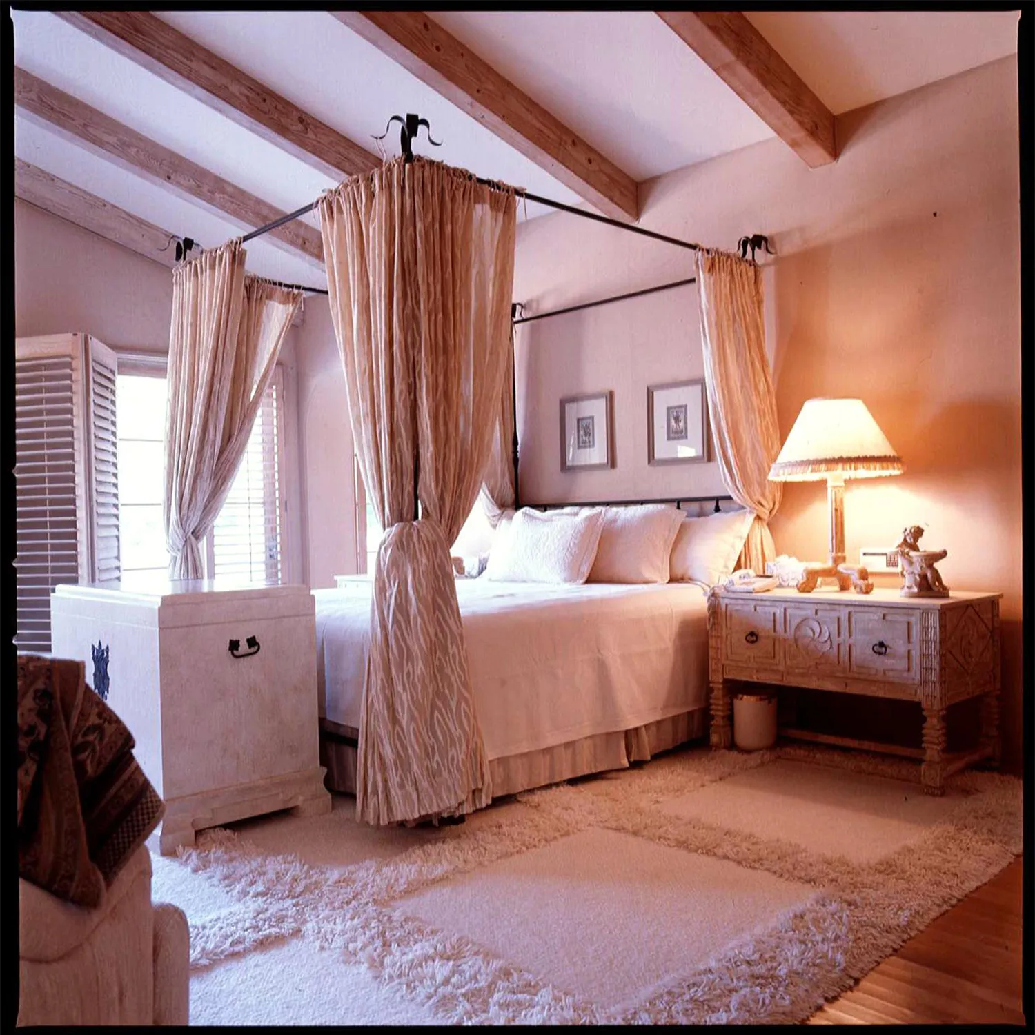 L'image peut contenir des meubles à l'intérieur, un lit, une chambre à coucher et un lit à baldaquin.