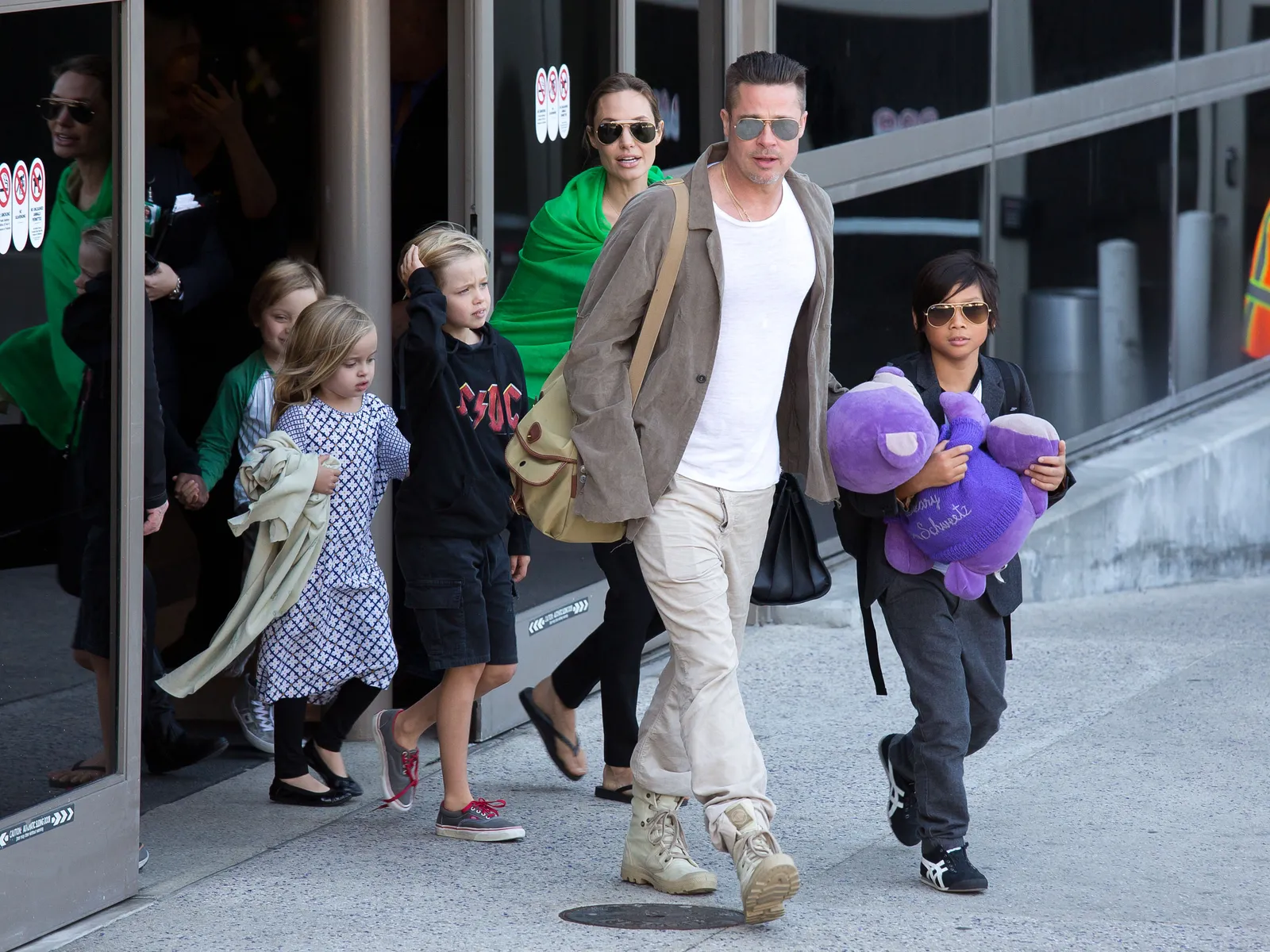 L'image contient peut-être Brad Pitt Angelina Jolie Oren Williams Vêtements Chaussures Chaussure Personne qui marche Personnes et pantalons