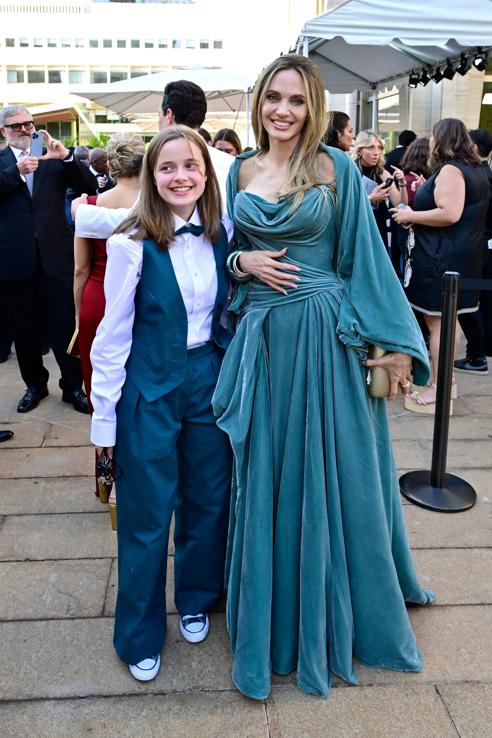 L'image contient peut-être Georgina Leonidas Angelina Jolie Jeff VanderMeer Personne Personnes Adolescent Adulte Photobombing et visage