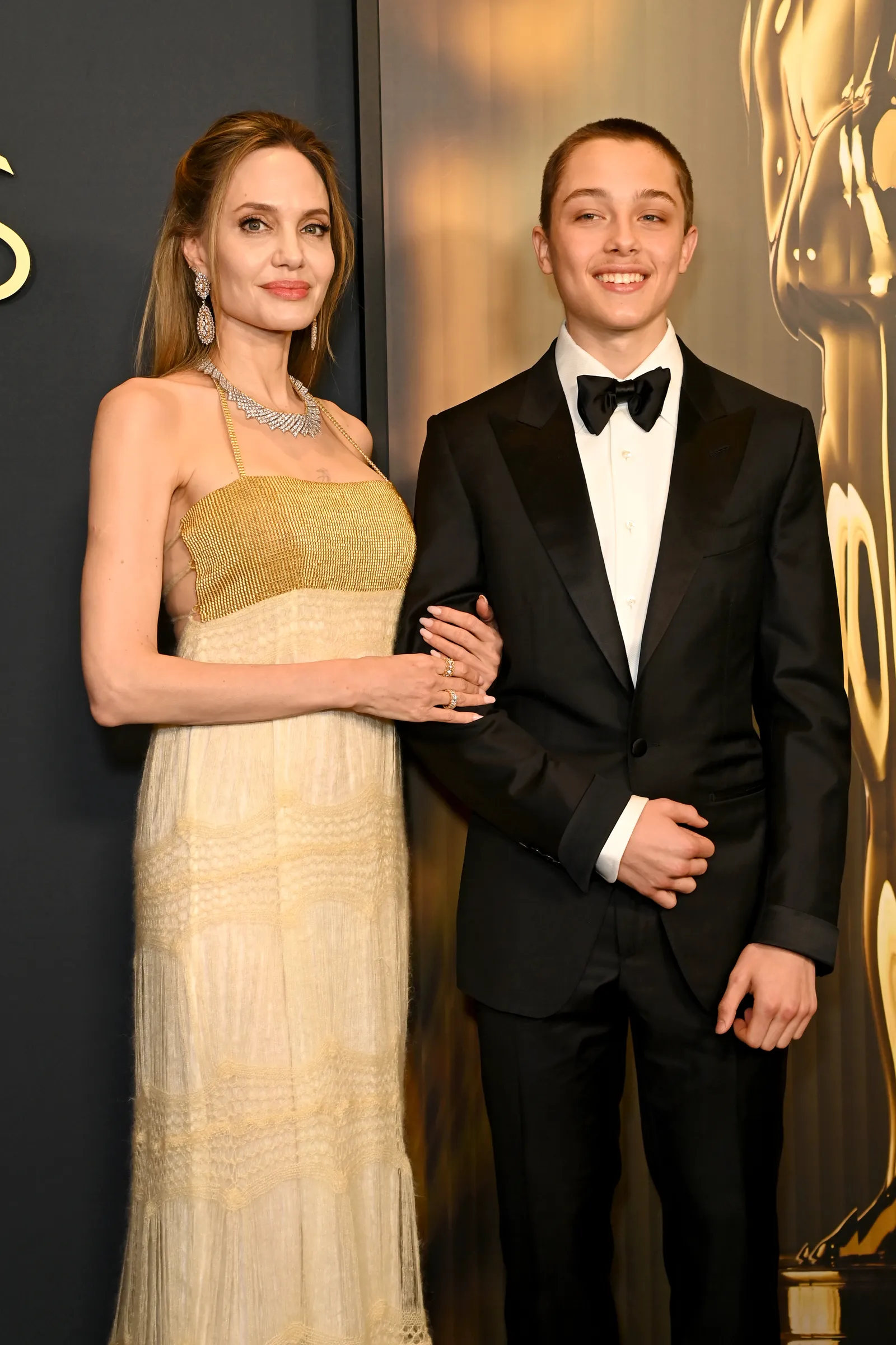 L'image peut contenir Angelina Jolie Vêtements Tenue de soirée Costume Mode Smoking Personne adulte Blazer Manteau et veste