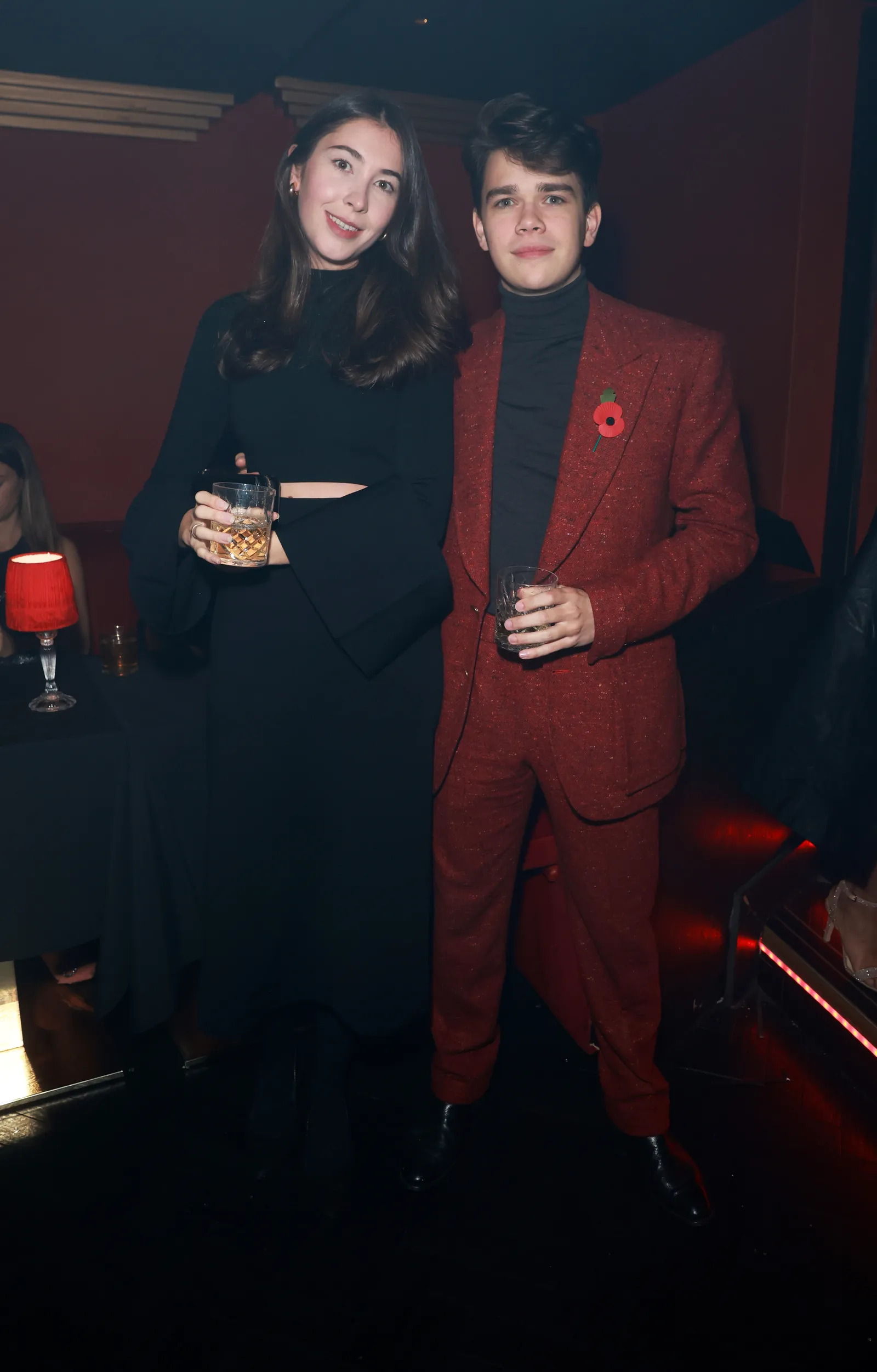 L'image peut contenir Nate Ruess Vêtements Manteau Veste Blazer Personne adulte Tenue de soirée Costume Photobombing et Urban