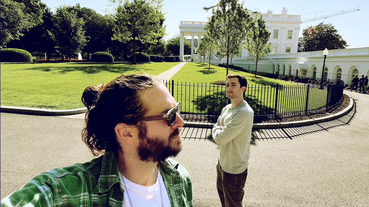 TMZ DC pose des questions difficiles : où va un président gay ? Katy Perry et Justin Trudeau tiennent-ils la distance ?