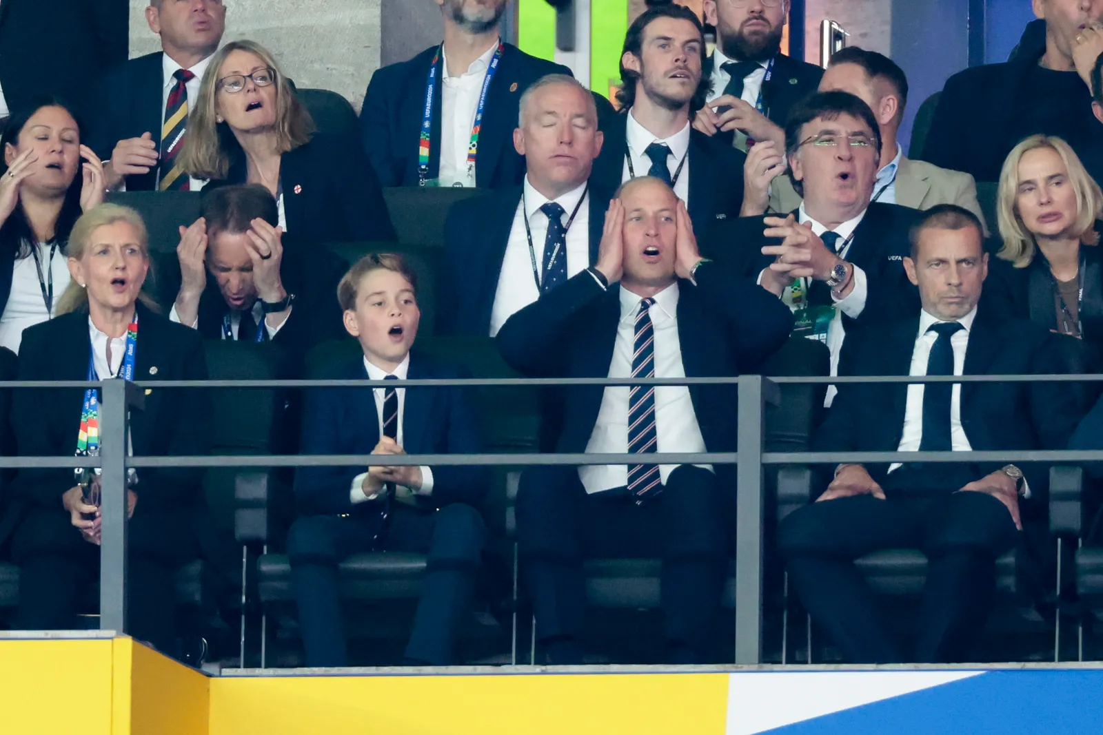 L'image contient peut-être le prince William, duc de Cambridge, le prince George de Cambridge, Gareth Bale, personnes et vêtements