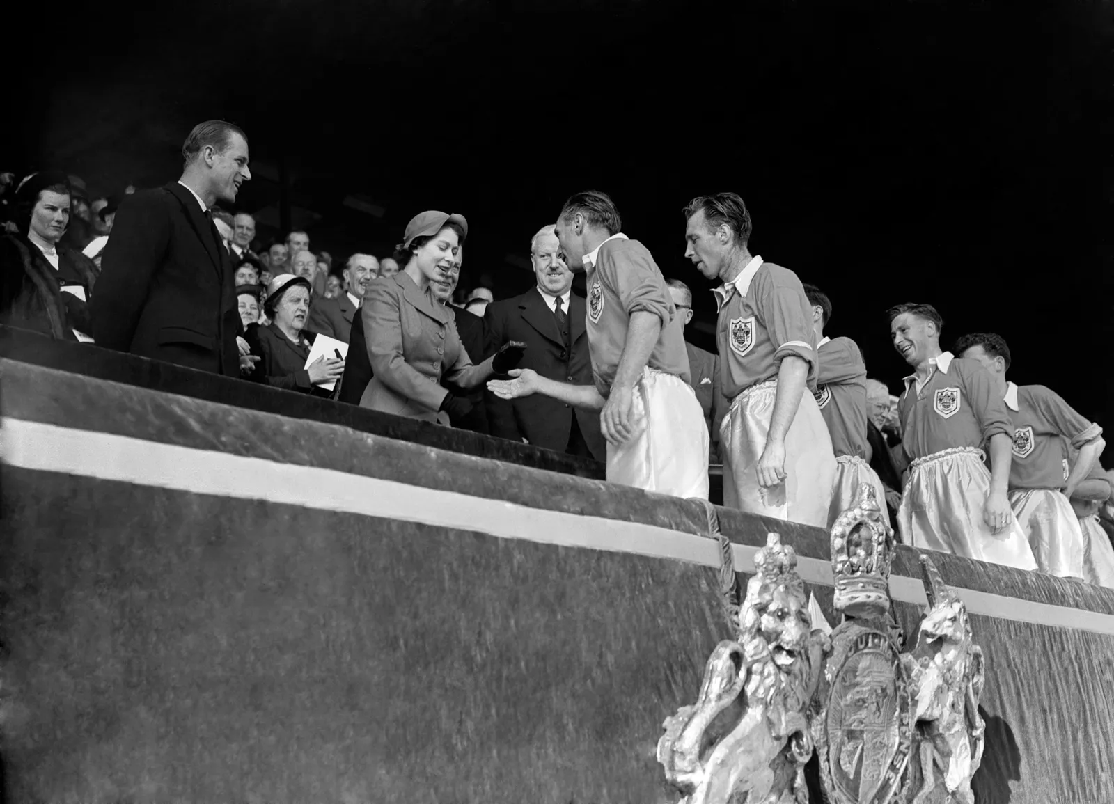 L'image peut contenir Elizabeth II Stanley Rous Stanley Rous Luise Ullrich Jânio Quadros Personne adulte et mariage