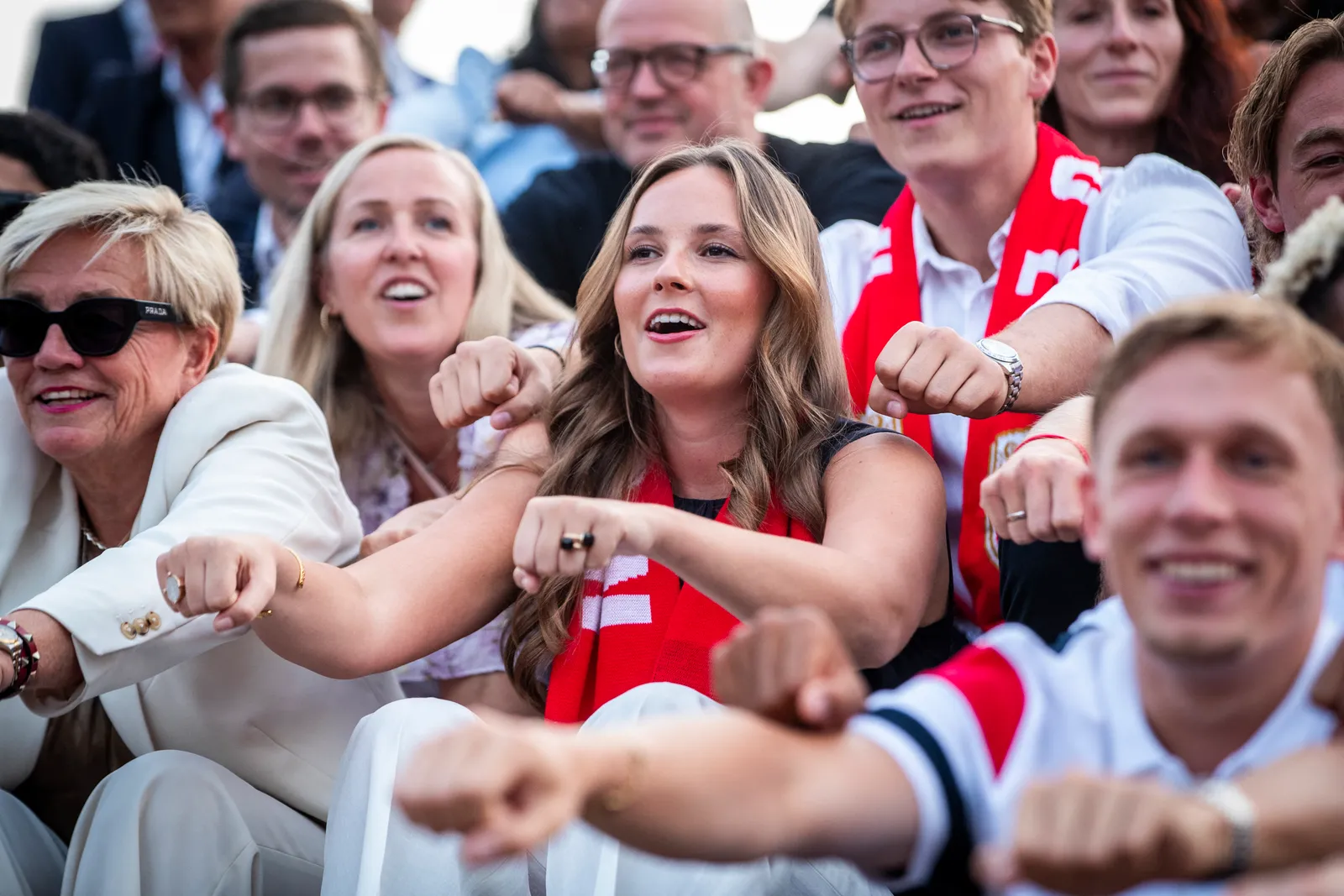 L'image peut contenir Tête Personne Visage Heureux Rire Accessoires Lunettes Partie du corps Doigt Main Adulte et Mariage