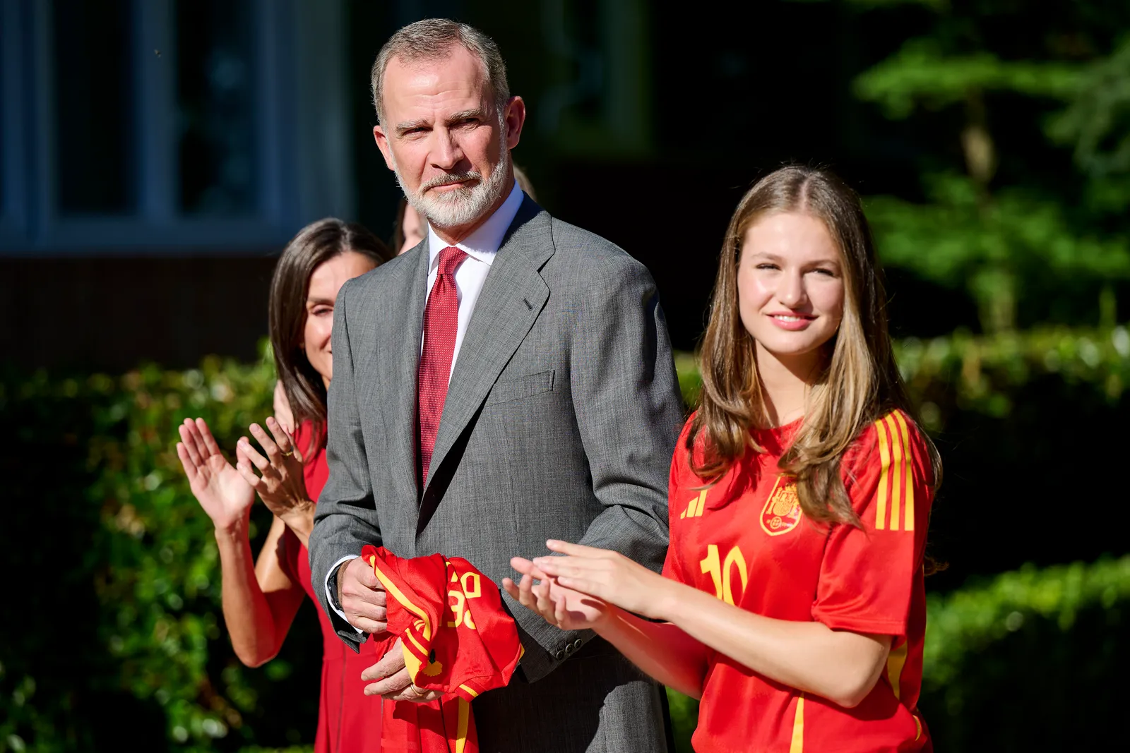L'image peut contenir Felipe VI d'Espagne Personne adulte Accessoires Tenue de soirée Cravate Visage et tête