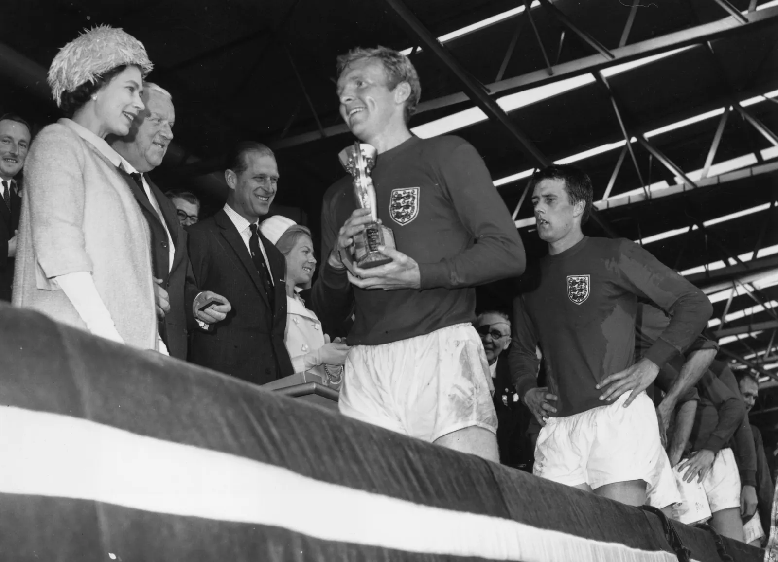 L’image peut contenir Bobby Moore Philip Tomalin Geoff Hurst Kristine Miller Alfonso López Pumarejo Adulte et personne