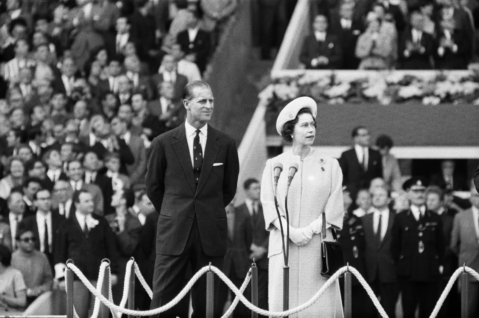L'image contient peut-être Philip Tomalin Elizabeth II Personne Vêtements pour adultes Vêtements de cérémonie Costume Foule Visage Tête et personnes