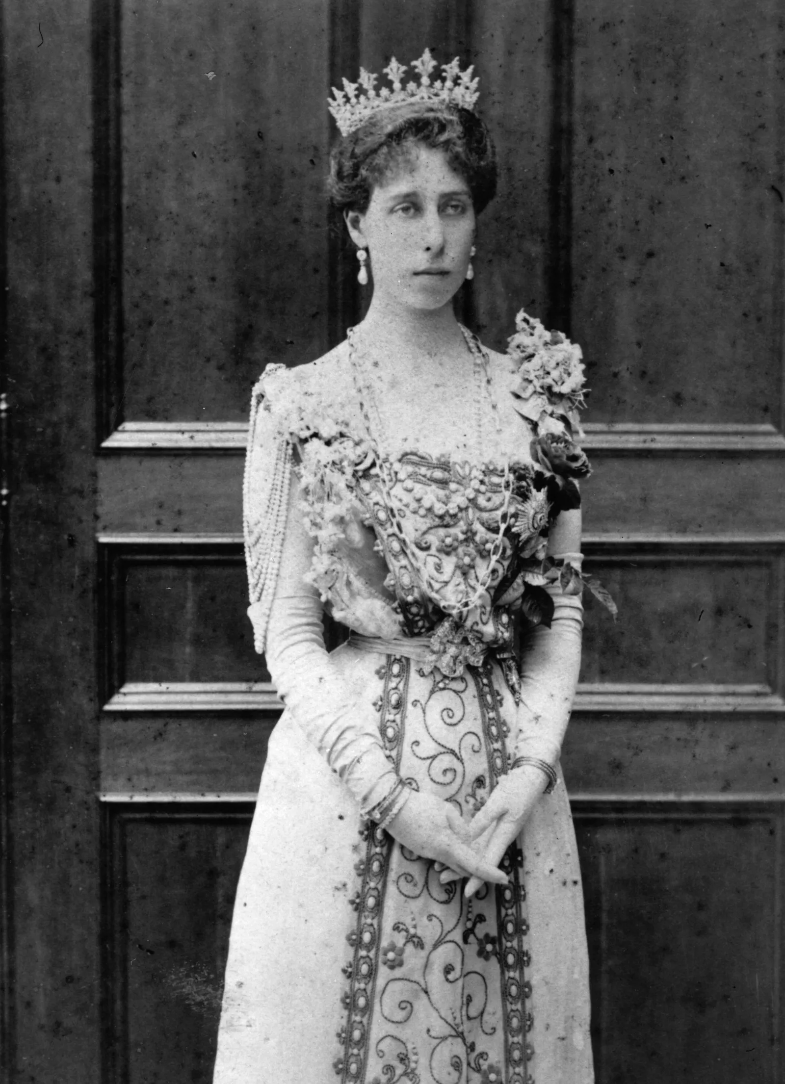 L'image peut contenir le visage et la tête de la princesse Victoria Melita de SaxeCoburg et Gotha.