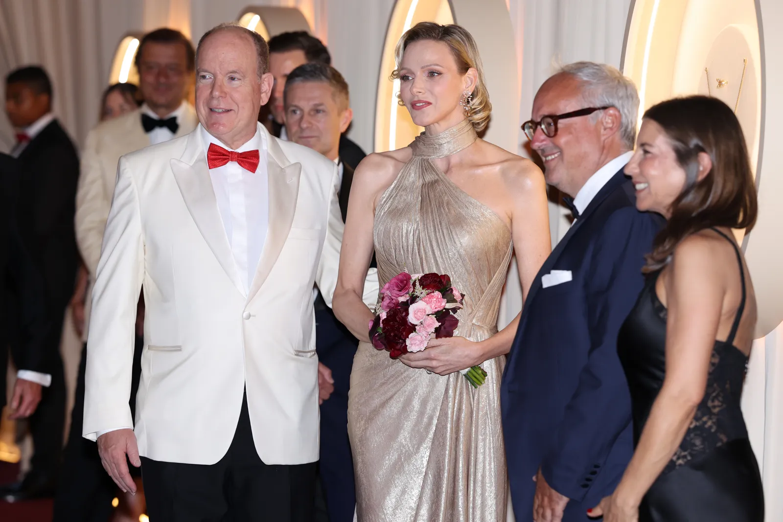 L'image peut contenir Albert II, prince de Monaco, Charlene, princesse de Monaco, Vladimir Dinets, vêtements de cérémonie et personne.
