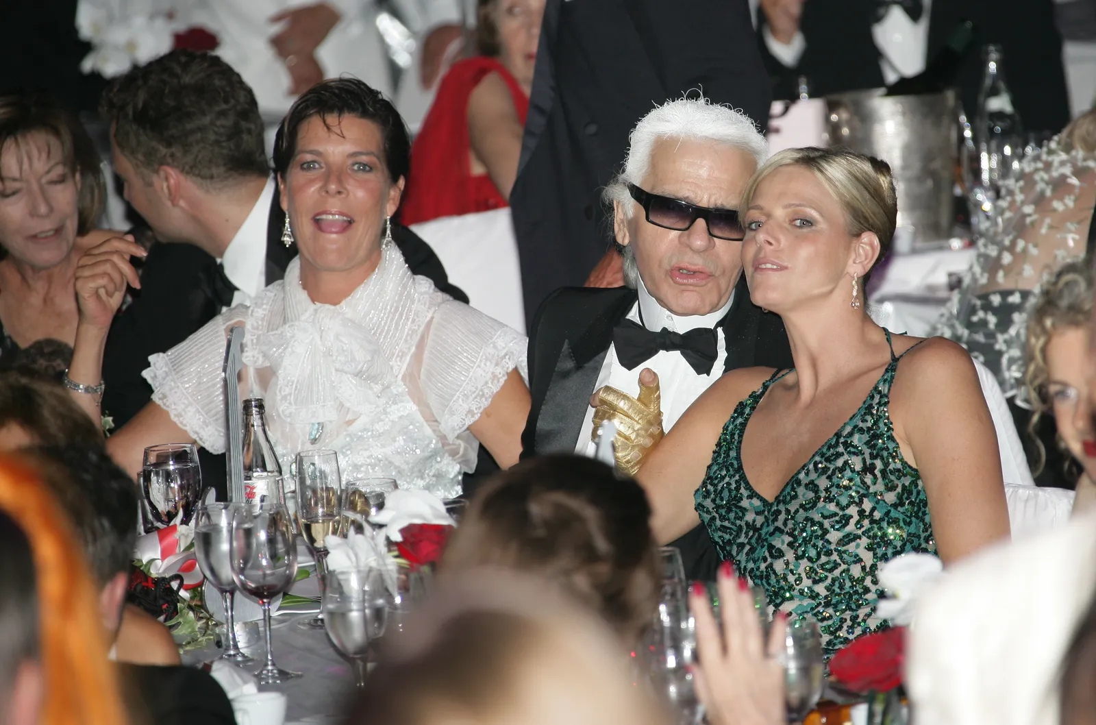 L'image peut contenir Karl Lagerfeld Caroline Princesse de Hanovre Charlene Princesse de Monaco Kathy Personnel et vêtements