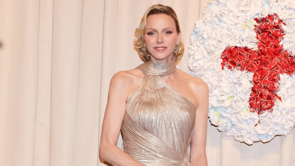 Charlène de Monaco a choisi l'or brillant pour le 77ème Gala de la Croix-Rouge
